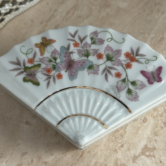 Avon 1980 Vintage Porcelain Jewelry Box with lid no chips or cracks - Picture 8 of 8